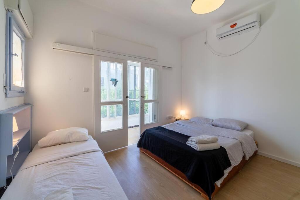 Apartment Large 2 Bedrooms A Block From The *