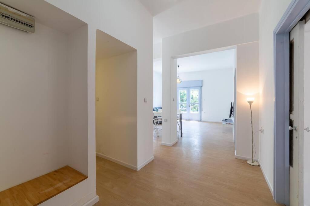 Large 2 Bedrooms A Block From The Apartment