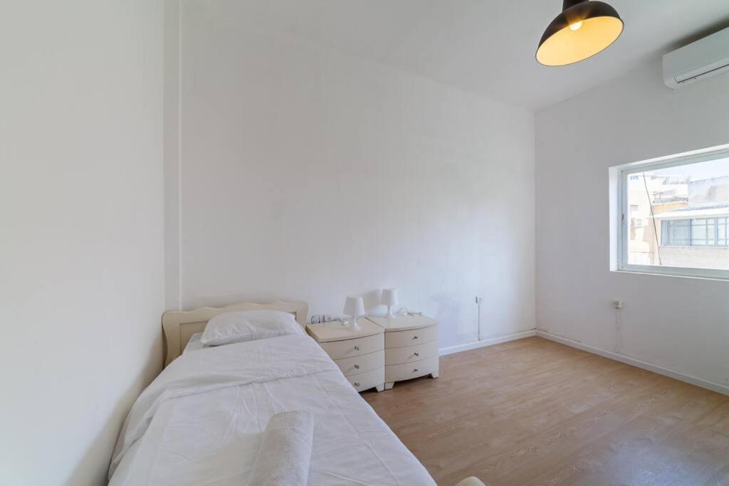 Large 2 Bedrooms A Block From The Apartment *