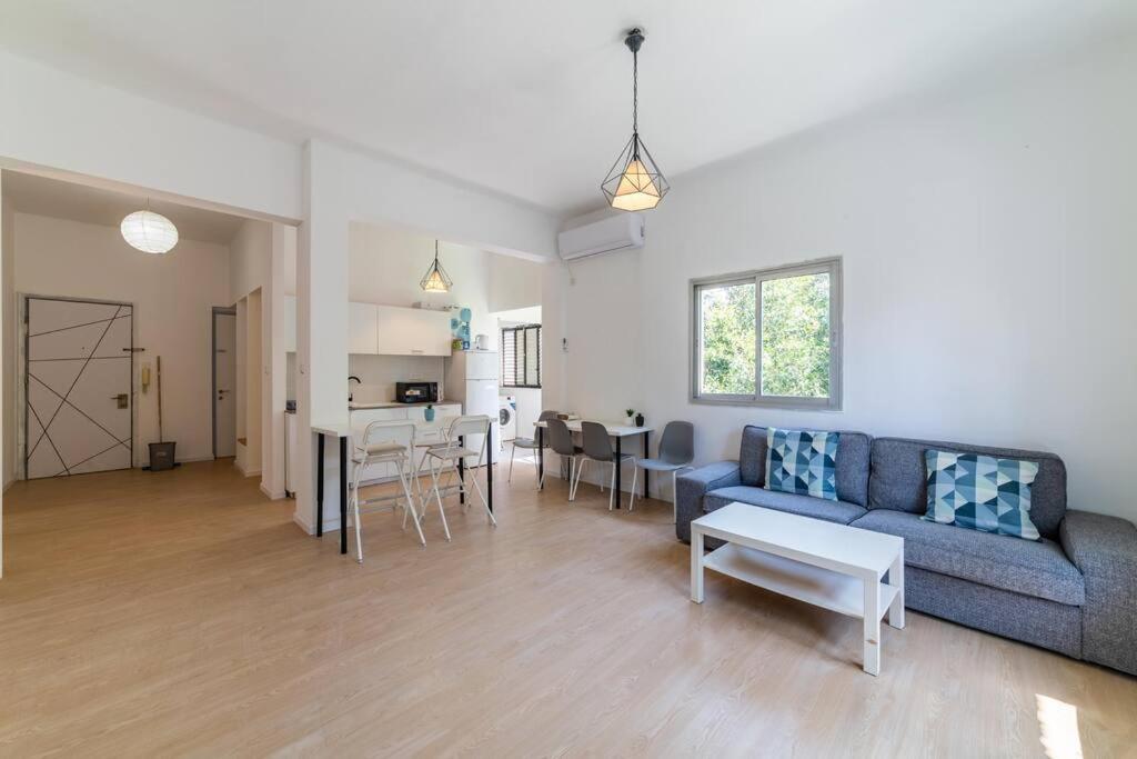 Large 2 Bedrooms A Block From The Tel Aviv-Jaffa