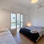 Large 2 Bedrooms A Block From The Beach
