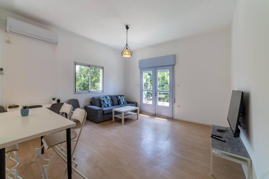 Large 2 Bedrooms A Block From The Apartment