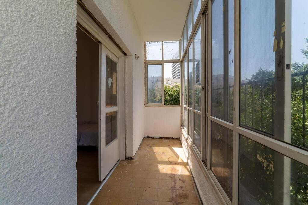 Large 2 Bedrooms A Block From The Apartment *