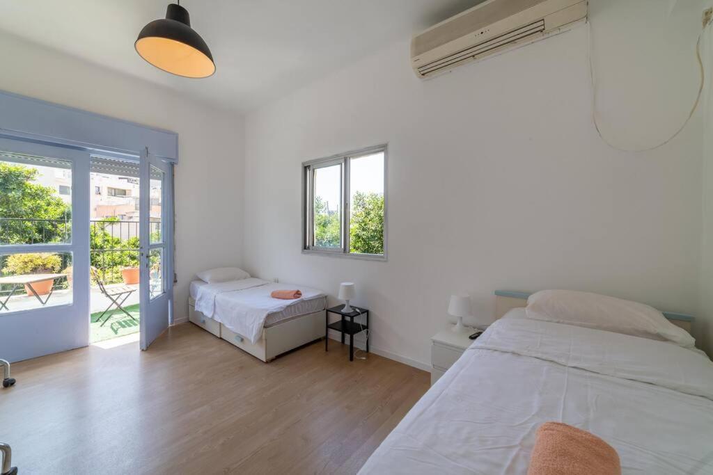 Apartment Large 2 Bedrooms A Block From The