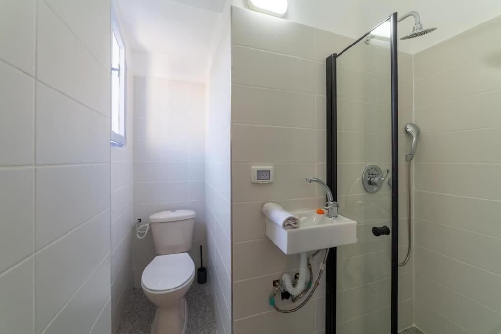 Apartment Large 2 Bedrooms A Block From The