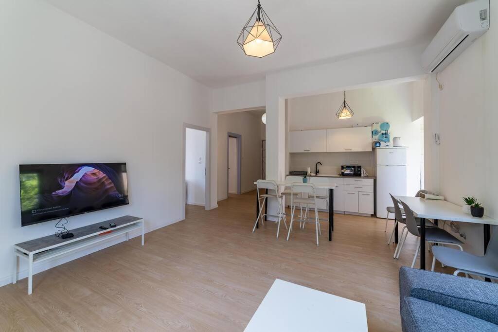 Large 2 Bedrooms A Block From The * Tel Aviv